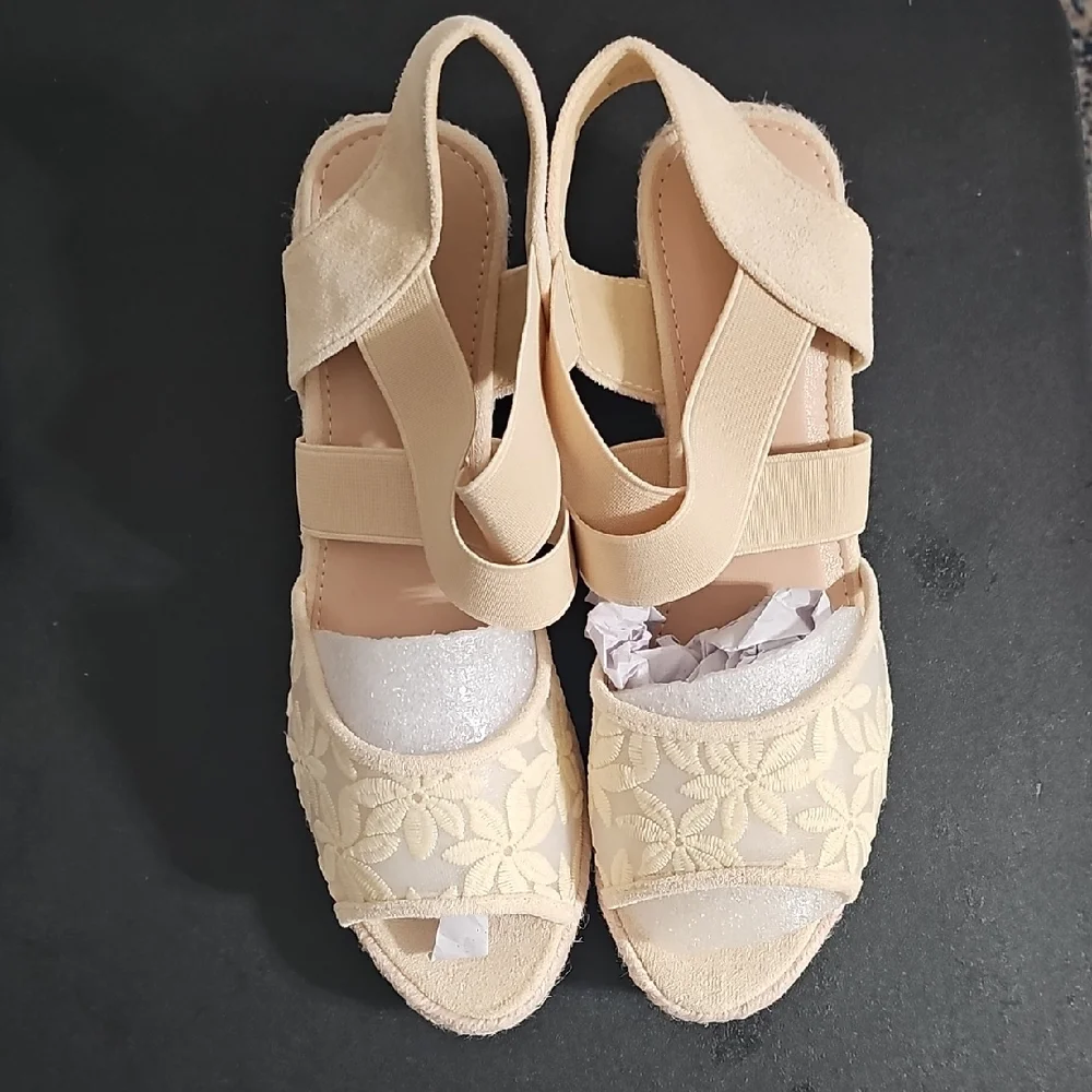 NWOT Elegant Cream Floral Women's Sandals